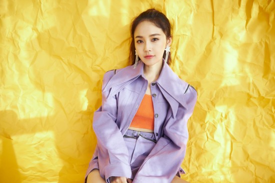 张佳宁紫色套装时尚写真图片