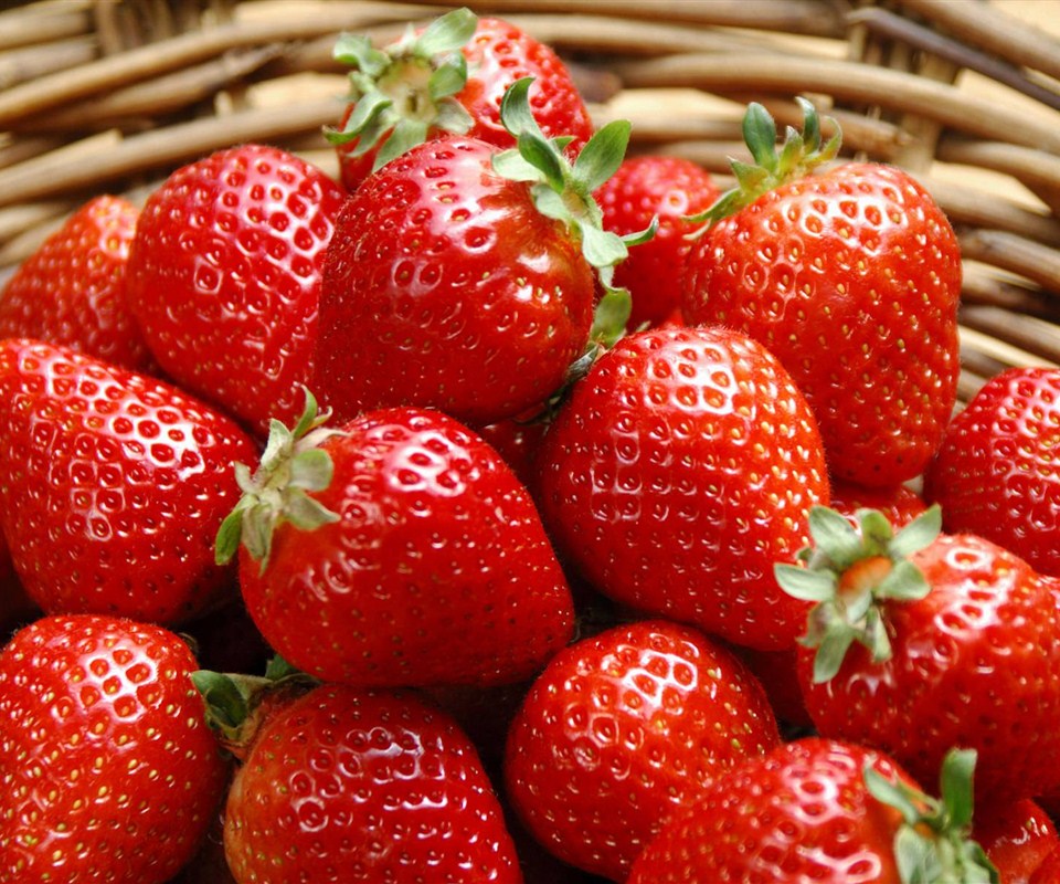 新鲜草莓水果手机滚屏壁纸
