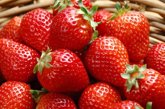 新鲜草莓水果手机滚屏壁纸