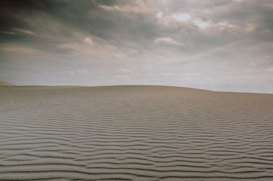 灰色沙漠丘陵自然风光图片
