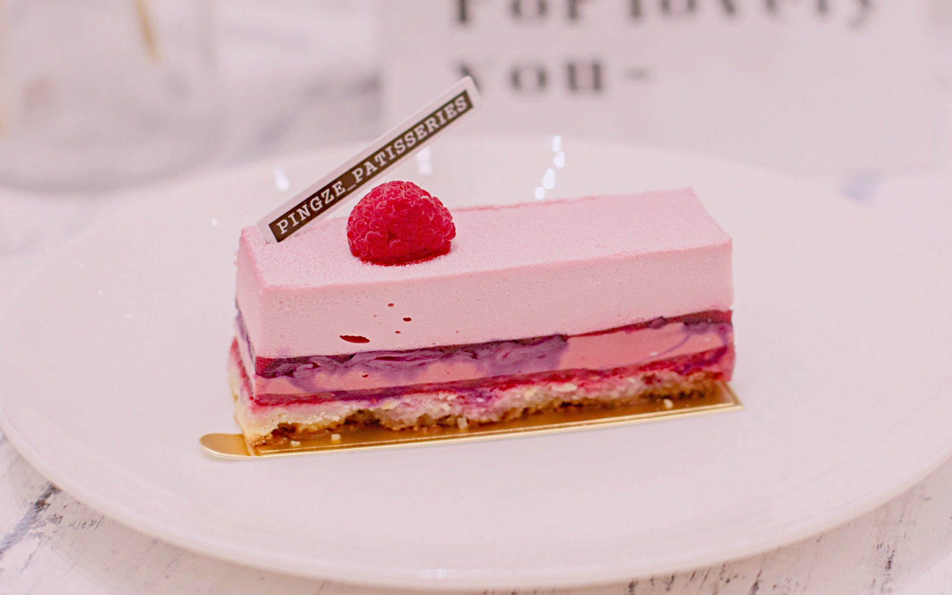 粉色诱人蛋糕美食图片