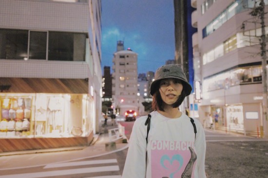 刘雯渔夫帽日本街拍照图片