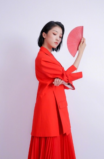 Yamy明艳红色西装裙写真图片