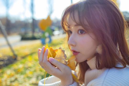 秋日银杏树下的清纯文艺少女唯美意境写真