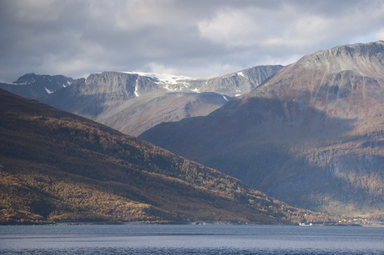唯美秀丽的挪威湾风景桌面壁纸