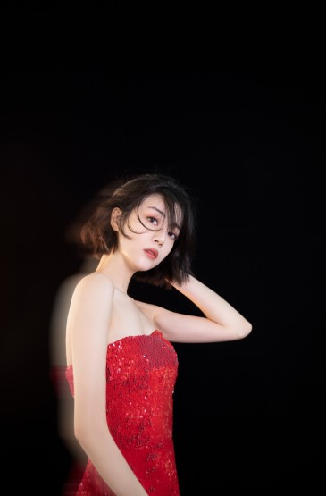 李溪芮抹胸红裙性感写真图片