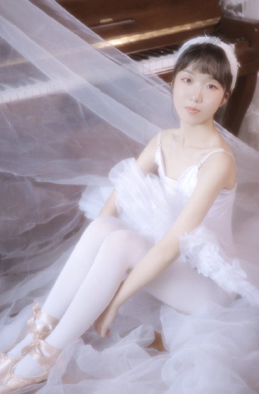 芭蕾美女吊带裙性感白嫩诱惑写真图片