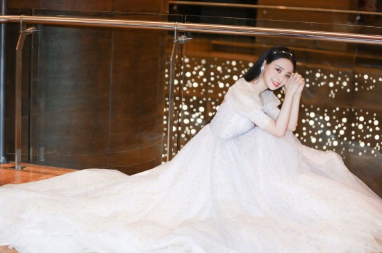 李莎旻子白色纱裙性感写真图片